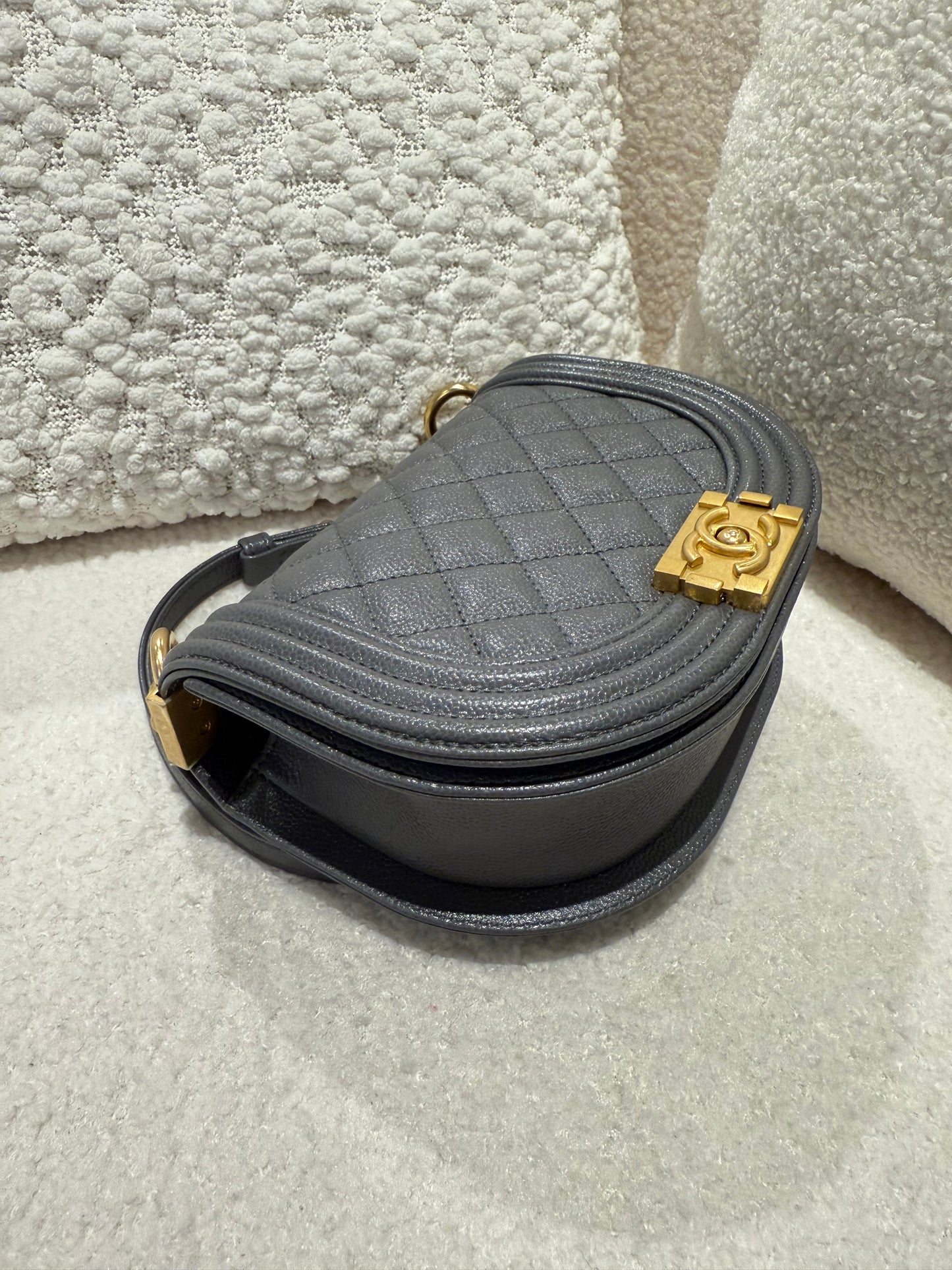 CHANEL 22A BOY MESSENGER BAG CAVIAR GREY GHW (MICROCHIP)