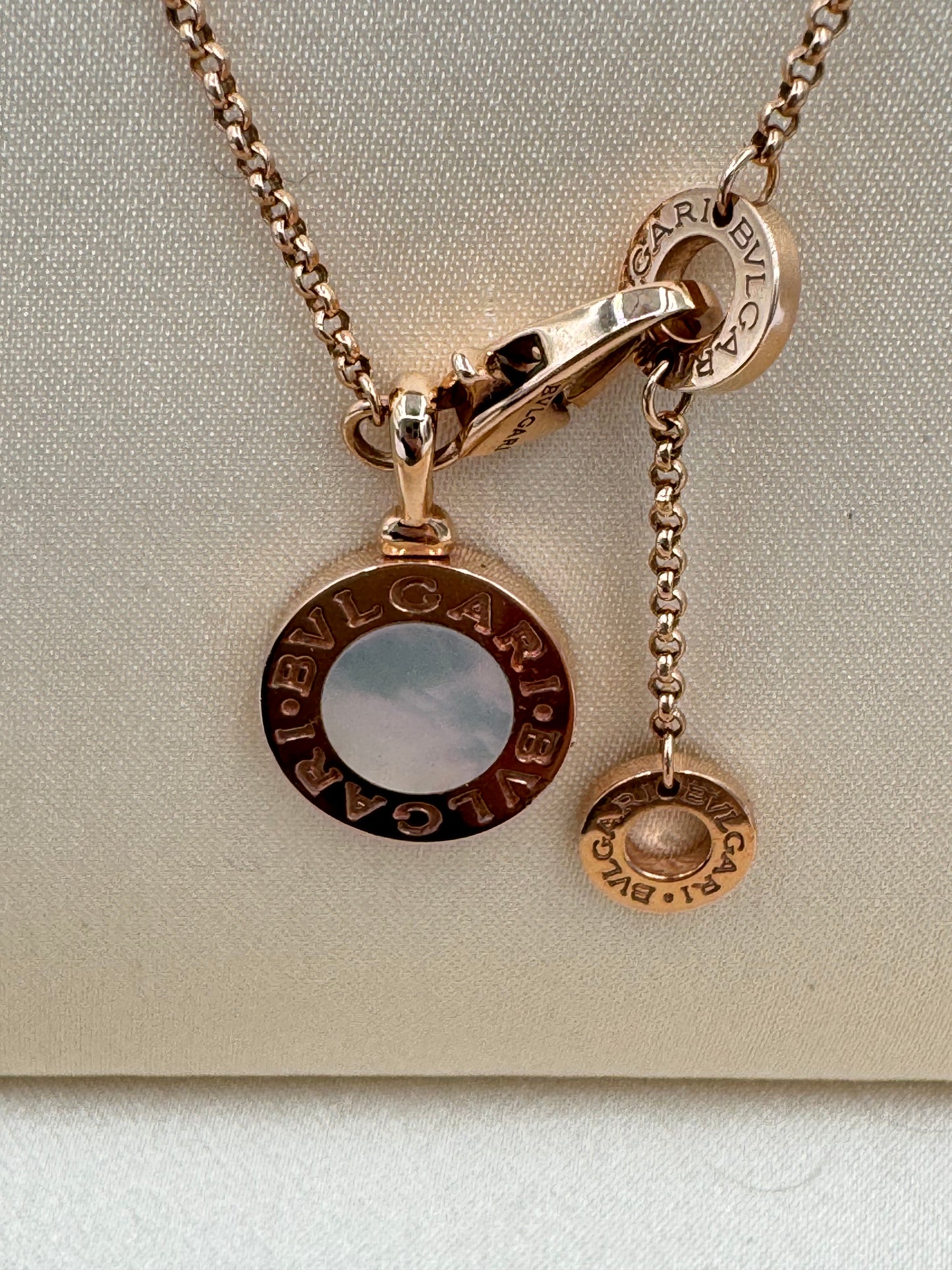 Bvlgari Bvlgari necklace with 18 kt rose gold chain and 18 kt rose gold pendant set with mother-of-pearl elements