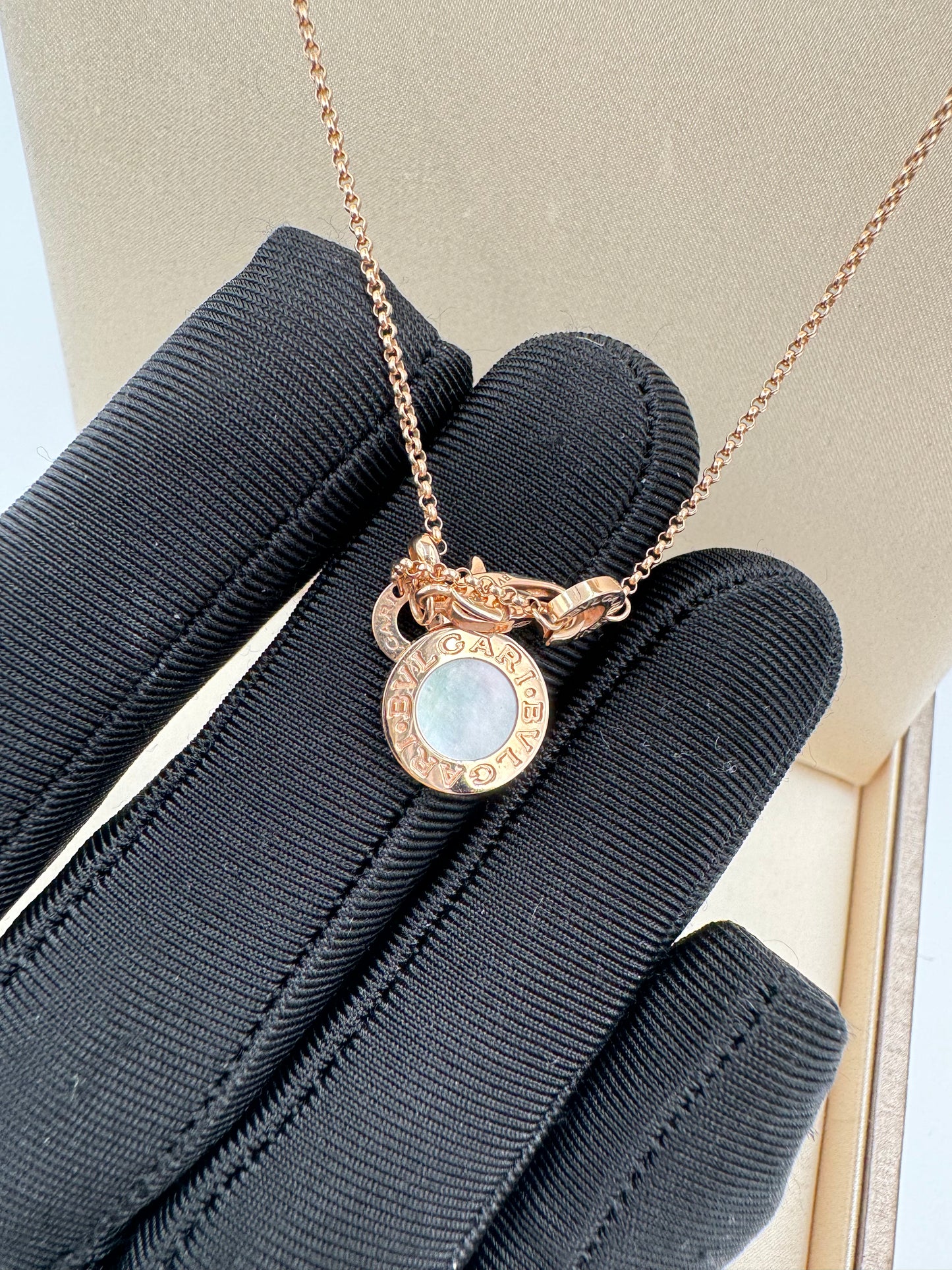 Bvlgari Bvlgari necklace with 18 kt rose gold chain and 18 kt rose gold pendant set with mother-of-pearl elements